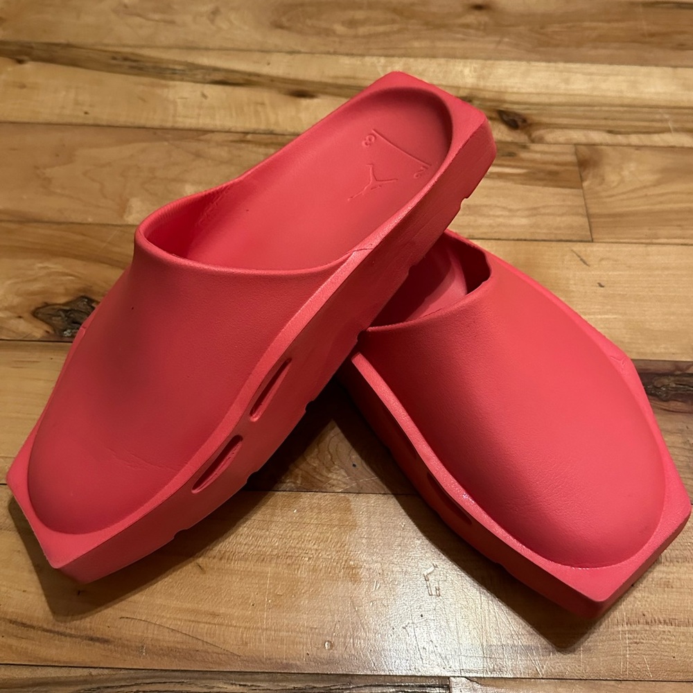 NIKE AIR JORDAN PINK HEX MULE
SANDALS size 8